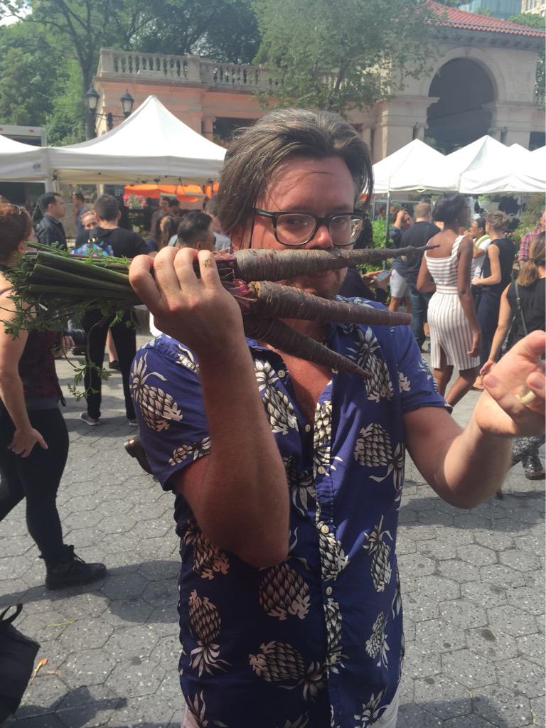 NoKidHungryNY's tweet photo. @kevindenton goes for #carrots #produceplayoff #greenmarket #NoKidHungry http://t.co/SnN8490RNK