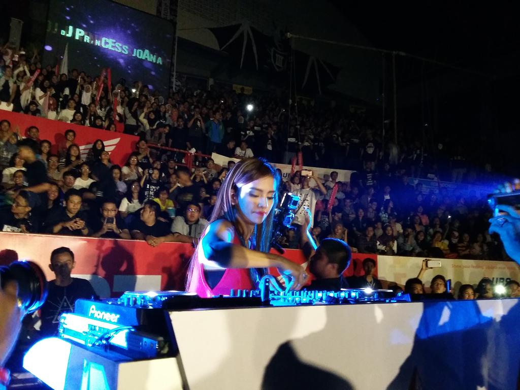 HondaJateng's tweet photo. Final party #DBLsolo #SouthRegion with @PJoana Are you ready guys? #HondaDBL2015 http://t.co/ZSyb7hUpaU