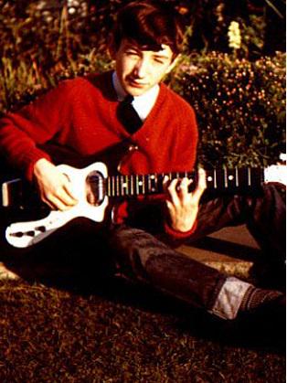 Feliz cumpleaños maestro del bajo John Deacon! Happy Birthday John Deacon   