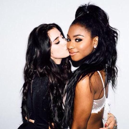 LaurmaniUpdates's tweet photo. The "she's my girl" face 
#WorthItVMA http://t.co/cOSzwuO9Vm