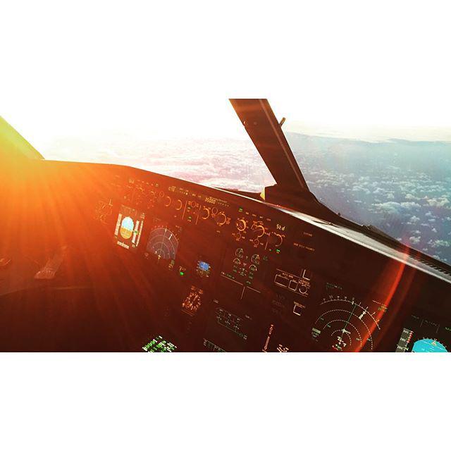 Instagram : by pwpr88 - #cockpit #flightdeck #airbus #a320 #evening #sunset #sunrays #flight #momentswelivefor #avg…