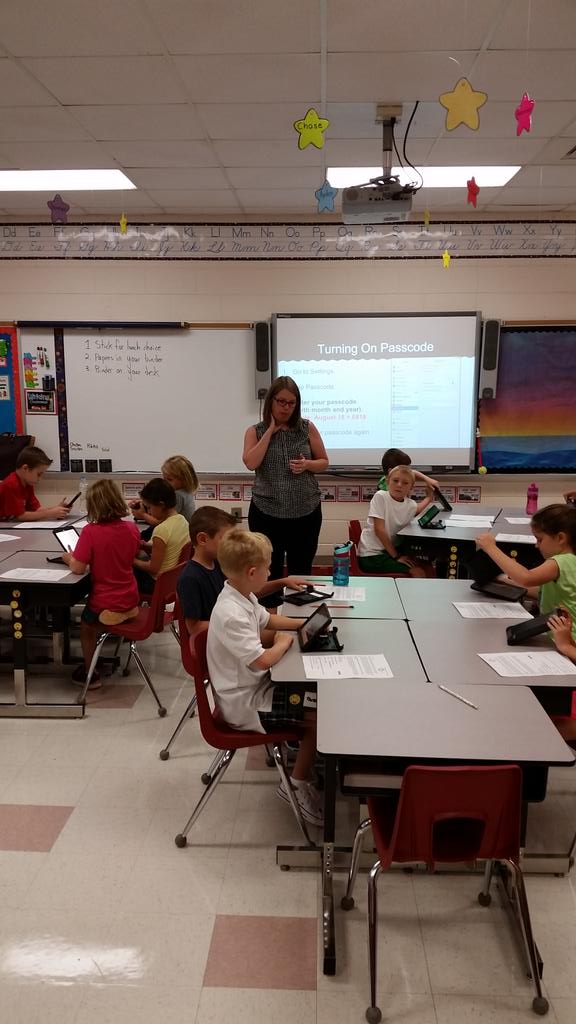 rorkchop's tweet photo. Here's @guntk making some 3rd graders really happy! #ipad #hmesshines http://t.co/HRbKM9iwv2