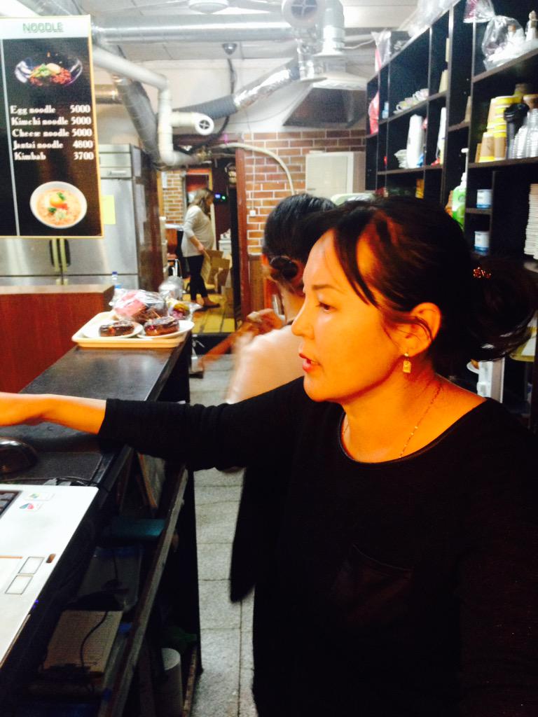 SuvaOyuka's tweet photo. #CherryBakery ийм газар байдымуу касс тавьсан үнэ 2 нь зөрдөг
Тэгснээ хэлсэн чинь авахаа больчооч гэнээ http://t.co/5cQtscyqm6