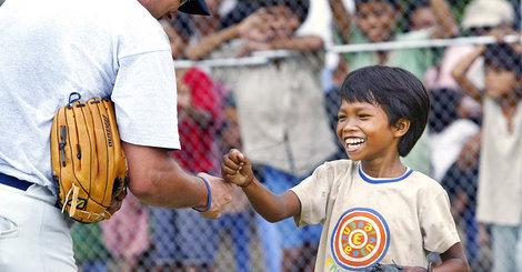 HuffPost's tweet image. The benefits of positive news ripple far beyond the first smile huff.to/1MCP99h