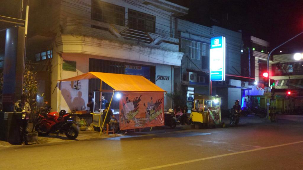 Mlothoters's tweet photo. Mie Pedes Mlothot dan Tahu Pedes Mlothot sekarang ada cabang baru di jalan Patimura dpn bgkl FIAT,,,mongggo mampir,,, http://t.co/25pzeWPYVX