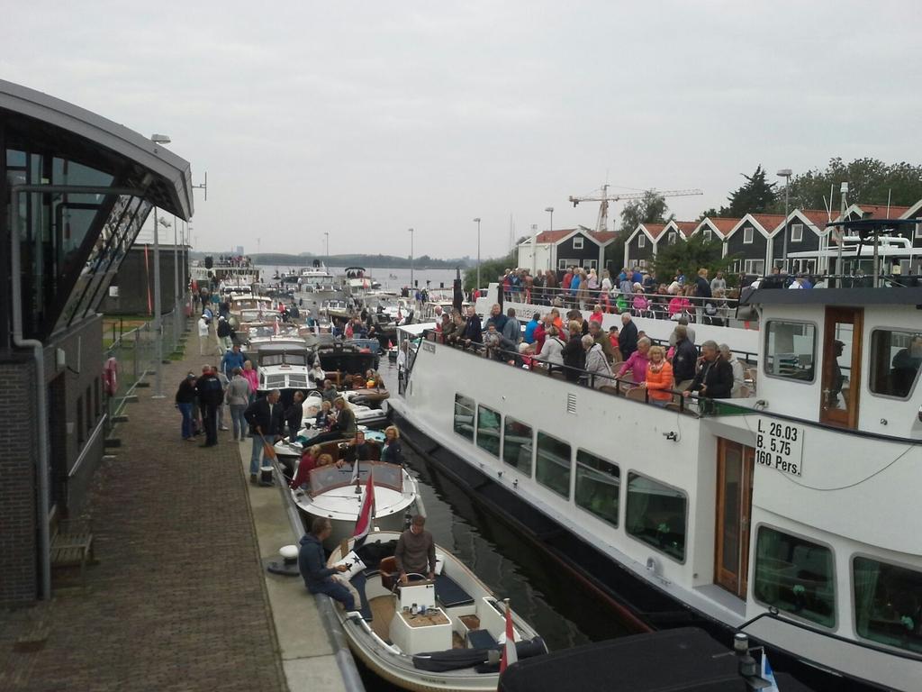 h2oyolo's tweet photo. #SAIL2015: sailin grote sluis spaarndam, sluiswachters #HHRijnland zetten alle zeilen bij,1000 vaartuigen schutten http://t.co/cAjzgcfRIl
