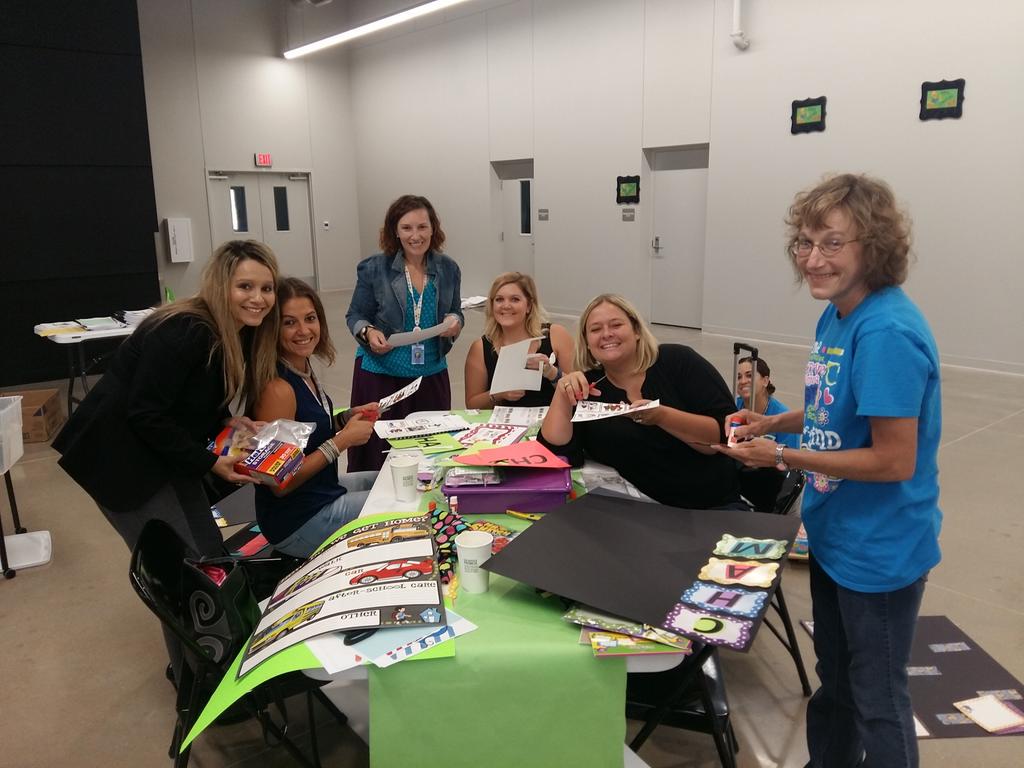 anafernandezma9's tweet photo. @WestElem2015 Super kinder team working! @ dreamers @innovators http://t.co/k6qLfD7nBq