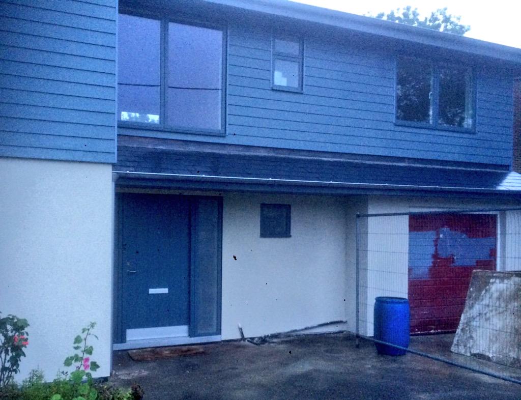 KingBuildltd's tweet photo. Spray render on #kingbuild #localbuilder #sprayrender #velfac #hardieplank http://t.co/NkwLNjWP0R