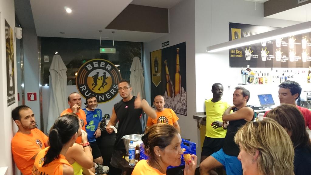 Robeerunner's tweet photo. Los @BeerRunners_es #pamplona fieles a su cita de los miércoles en @Kubo_Pamplona http://t.co/DhURqeHUIS