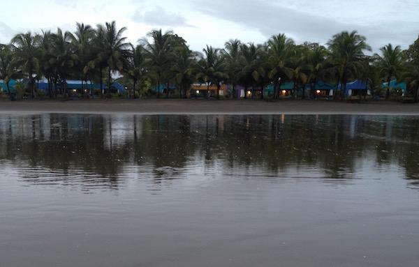 ShayneBenowitz's tweet photo. Black sand beach, swoon-worthy sunsets, funky boutique bungalows @AlmadelPacifico #CostaRica http://t.co/K3vcx7htXl http://t.co/MuLN9sJAKD