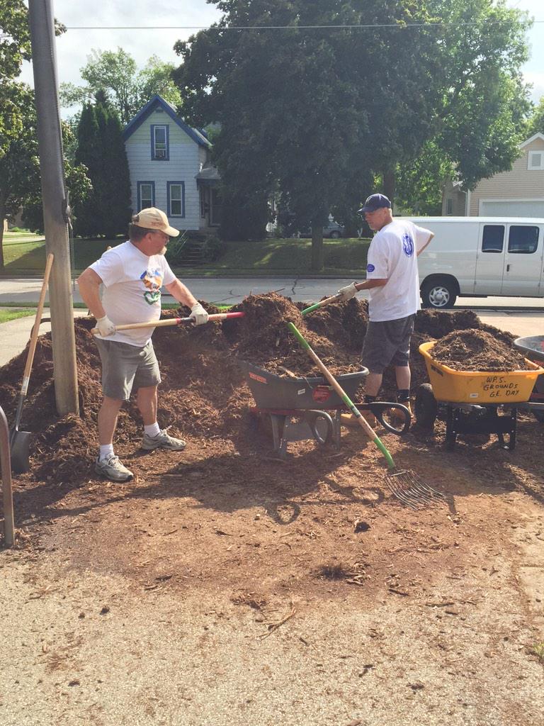 Welcome GE Volunteers! Thanks for beautifying BMS! #volunteers 
@gevolunteersmke <a href="/Butler_Bulldogs/">Butler Bulldogs</a>