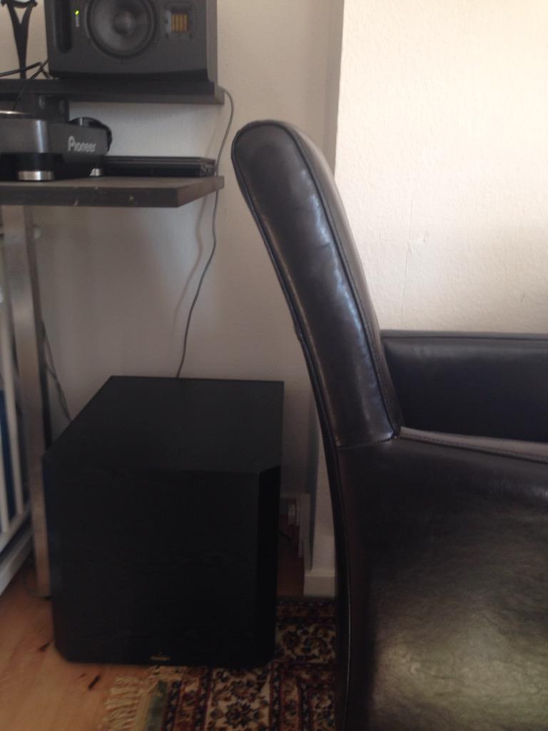 Listening to <a href="/Gaze_ill/">Gaze ill</a> <a href="/rood/">RDX</a>.fm on the new sub got them 30 hz in the livingroom now 😜