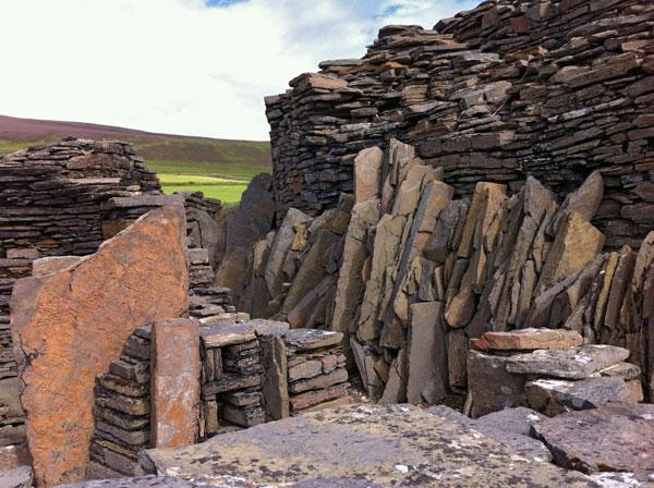 HikingScotland's tweet photo. Buttresses supporting the outer wall of #Midhowe #broch, #Rousay http://t.co/IVYOHKVcUf