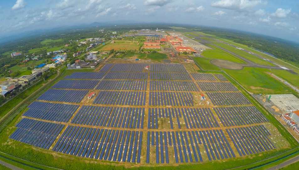 TextaNerd's tweet photo. Indian airport now runs entirely on solar power http://t.co/SCLUW6O5lu #Engadget #cleanenergy #India http://t.co/GhJwZjGLiP