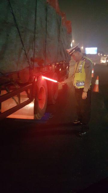 23:04 Pelaksanaan penimbangan kendaraan yang diduga overload oleh petugas #Polri.