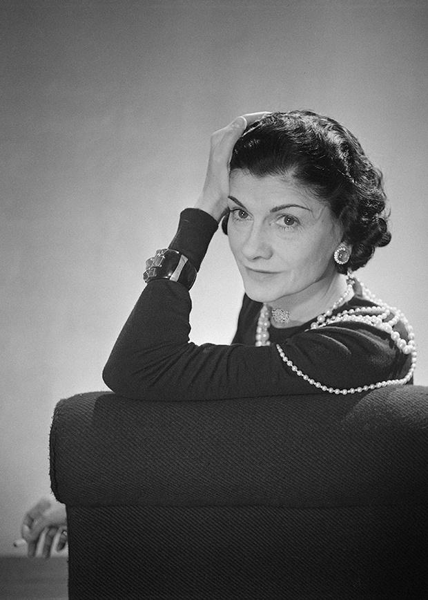 Coco chanel aesthetic. Распустила волосы коко шанель. 1883 габриэль шанель, кутюрье. Coco chanel. Модели шанель 2023.