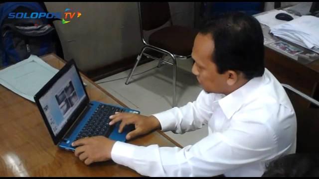 Sedang diketik RT <a href="/shinta_wardanii/">Shinta</a> mas ak galau kie gor goro" nunggu sms ko UNS. trus penake pye kie?
