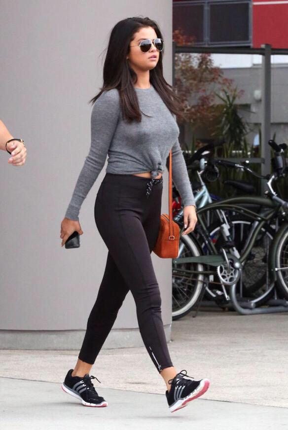 httgomwz's tweet image. @selenagomezbr são maravilhosas #GoodForYouVMA