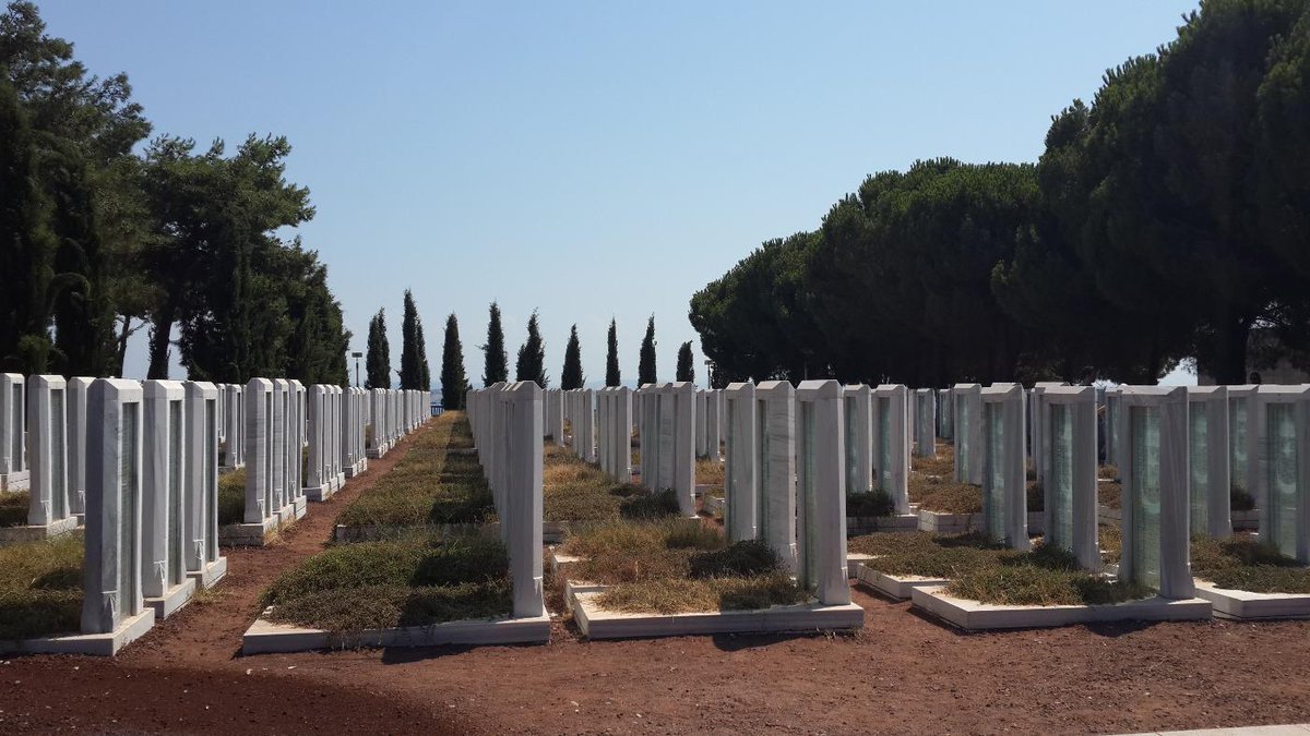 Kelimelerin kifayesiz kaldığı,söylenecek her cümlenin boğazımızda düğümlendiği bir çıkmazda Ülkemiz
Şehitlerimiz Var!