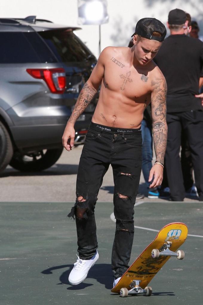 ️️ on Twitter: "Justin bieber / ripped jeans http://t.co/nmdvHcWPwW"