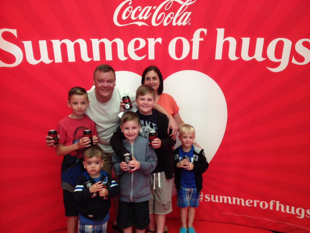 KeithBell12's tweet photo. Thank You Coca-Cola, 7 hugs from us lot! #ThanksForTheRefreshments #Butlins2015 #summerofhugs http://t.co/eANo7P0zNC