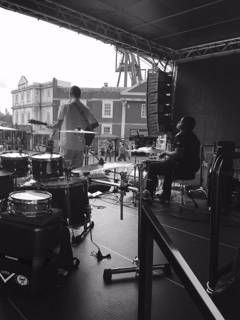 DomGKent's tweet photo. Enjoyed playing @THORPEPARK 2day for @ShowcaseLive #islandbeats Hope everyone enjoyed the sets, was nice 2 meet u! 😁💙 http://t.co/gNPGaPDVXI