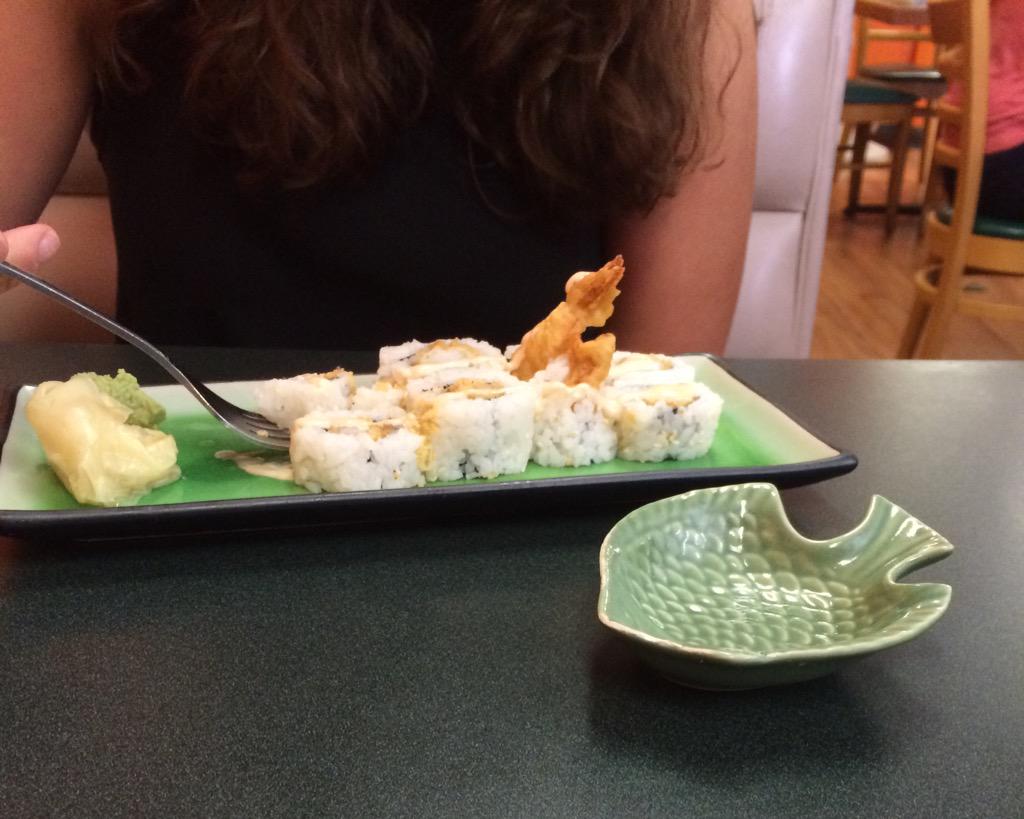 slimjimqueen's tweet photo. Carmen eating sushi with a fork #embarrassingus http://t.co/bsVZ4ZFDRT