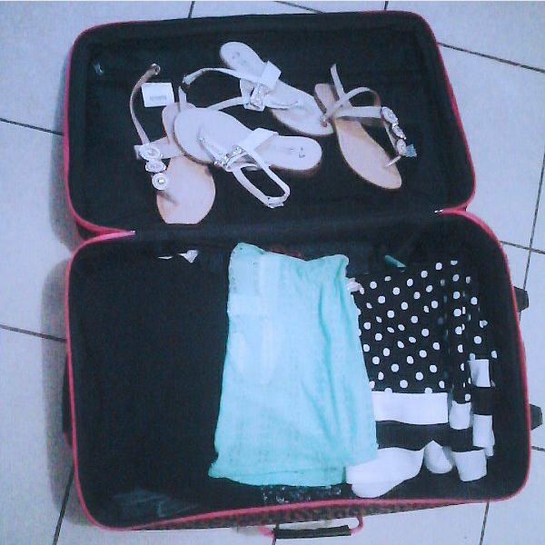 BeiClares90's tweet photo. Preparando maletas #MañanaNosVamos #Viaje #Vacaciones #Rumbo Valencia 😉 http://t.co/D9e3F1vVsr