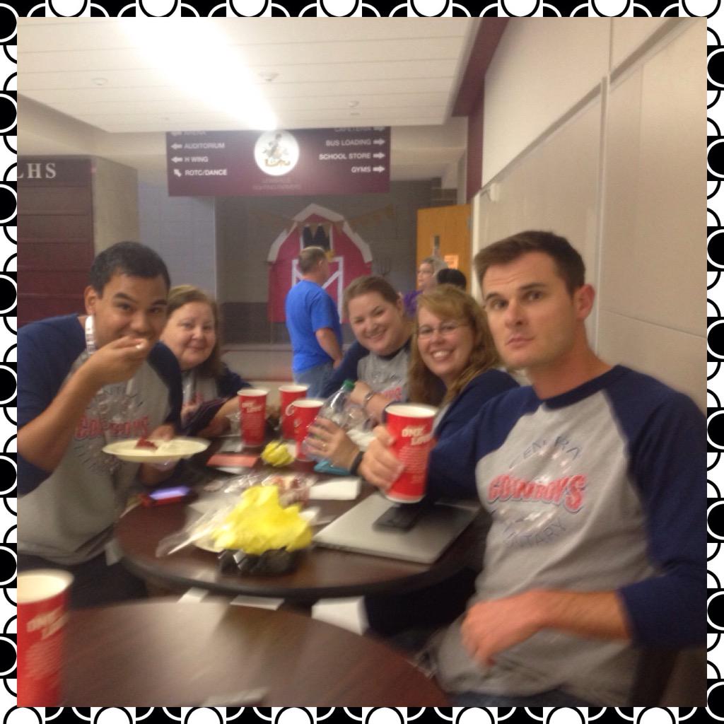 JimenezRobertJr's tweet photo. Summer Day 72--Having lunch but still working! #lisdsummer #teamcentral @Central_ES #FarmerZone http://t.co/PLLRuUikGl