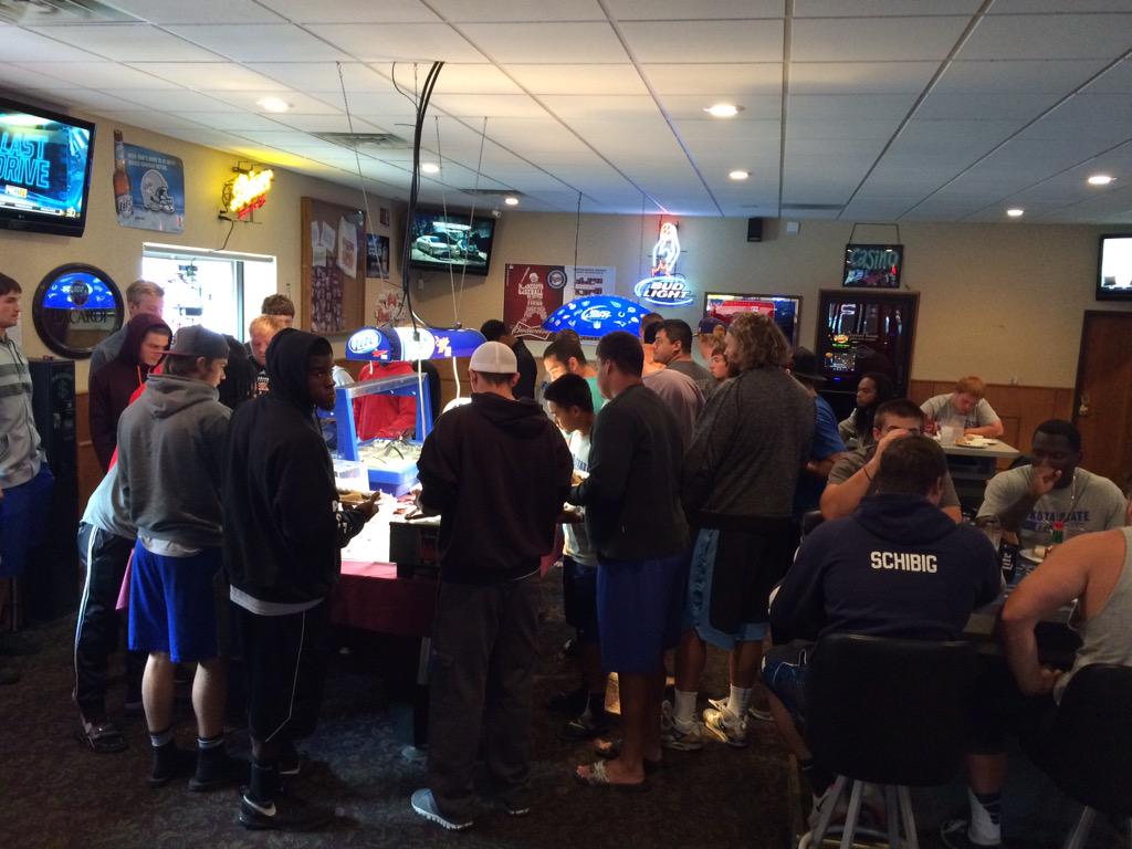 DakSt8Football's tweet photo. Awesome meal for @DSUFootball at the downtown @StadiumMadison today!! http://t.co/AlTaRvfOFp