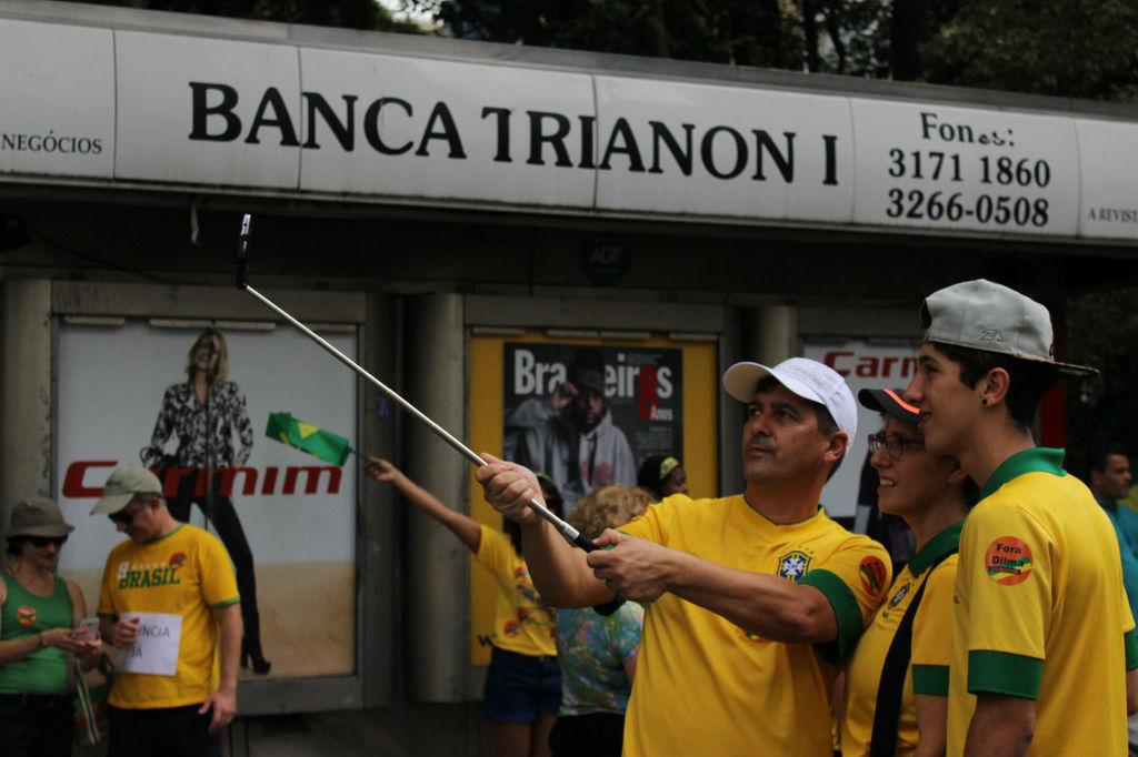 cartacapital's tweet photo. Pesquisa: 70% dos manifestantes em SP são brancos e metade tem renda superior a 7 mil reais: http://t.co/fn3tkTCdNy http://t.co/R6D51UdvnG