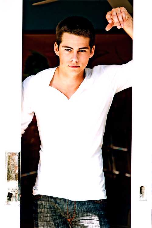 JCreaturesRP's tweet image. ♦ Buscamos a Alex Améthyste, nuestro hiperactivo cazador. 
♦ FC: Dylan O'Brien. 
¿RT para encontrarlo?