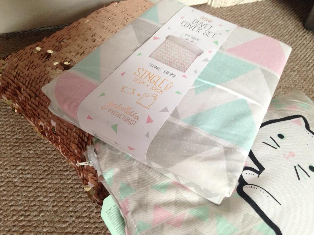 Moo5558's tweet photo. @velvetgh0st #GabriellaXPrimark Love my new duvet and pillows😍 http://t.co/a5ER6aLeOL
