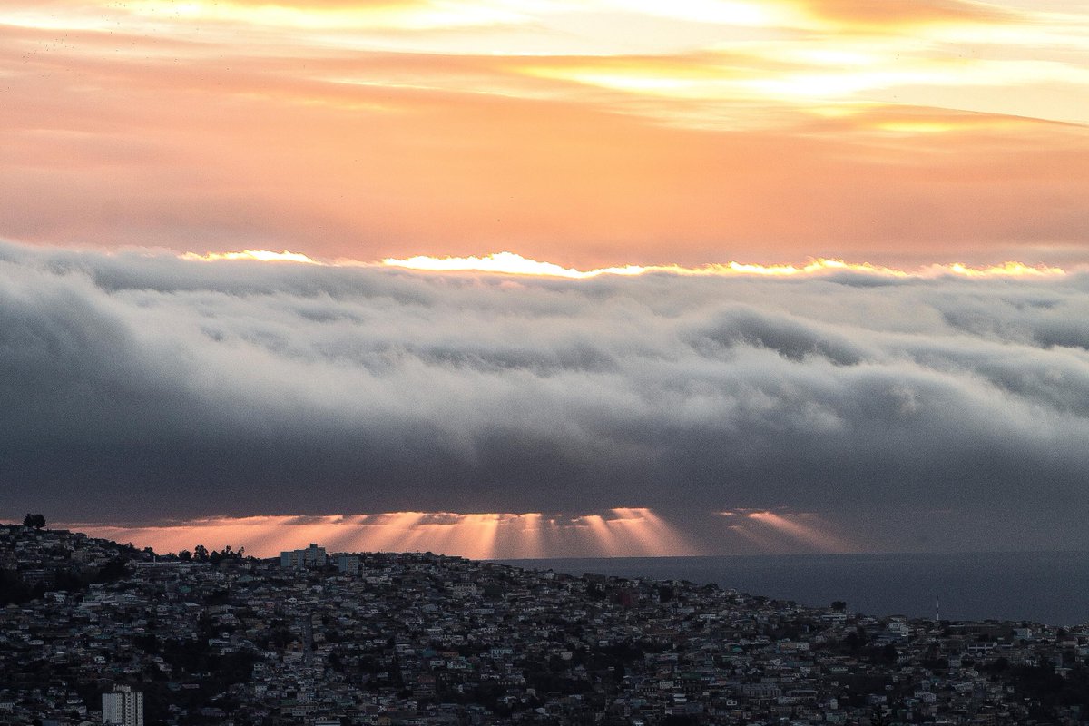 Sele_Arancibia's tweet photo. #DíadelafotoTVN Atardecer, Valparaíso. http://t.co/ybtZb6fZiI