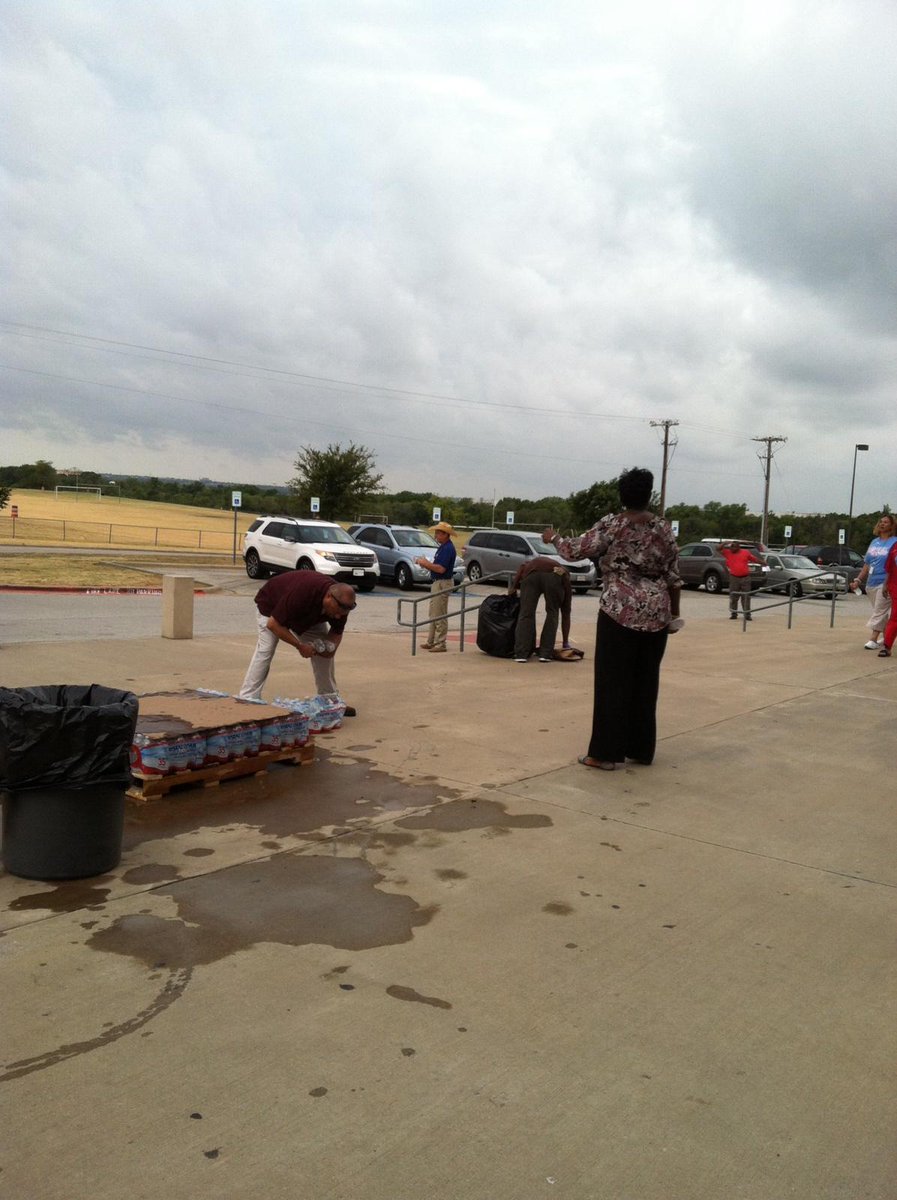 dallasisdpolice's tweet image. Our Divison of Emergency Management worked to make sure everyone was hydrated and safe #DallasISDConvocation