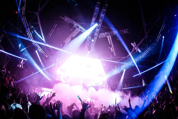 spanx08's tweet image. Fight Weekend during Sept10-13 Bring: @dadalife @TheChainsmokers @tiesto Tickets: hkk.sn/sept2015 @HakkasanLV