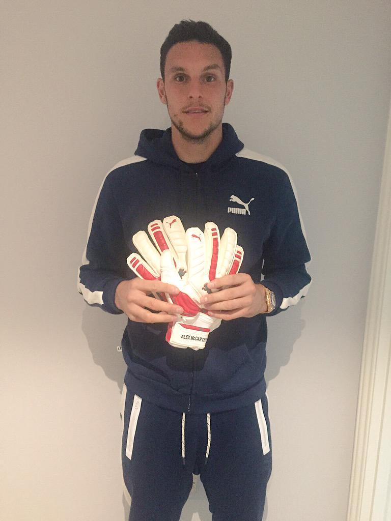 Competition time: RT this tweet &amp; a winner of my signed gloves will be chosen at random ⚽️👍🏼 Winner named Friday 2pm!