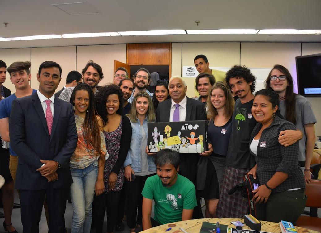 felipebornierrj's tweet photo. Aprendizado e interatividade.Encontro com jovens do #onibushacker e universitários do #estagioparticipação @labhacker http://t.co/8eUZ0dP6dB