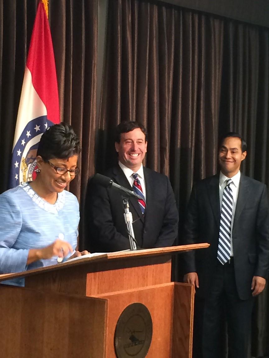 usblackchambers's tweet photo. Christal Watson, from @HeartlandBCC represented USBC at the St. Louis Economic Empowerment meeting! #FergusonForward http://t.co/OkJbAQewEV