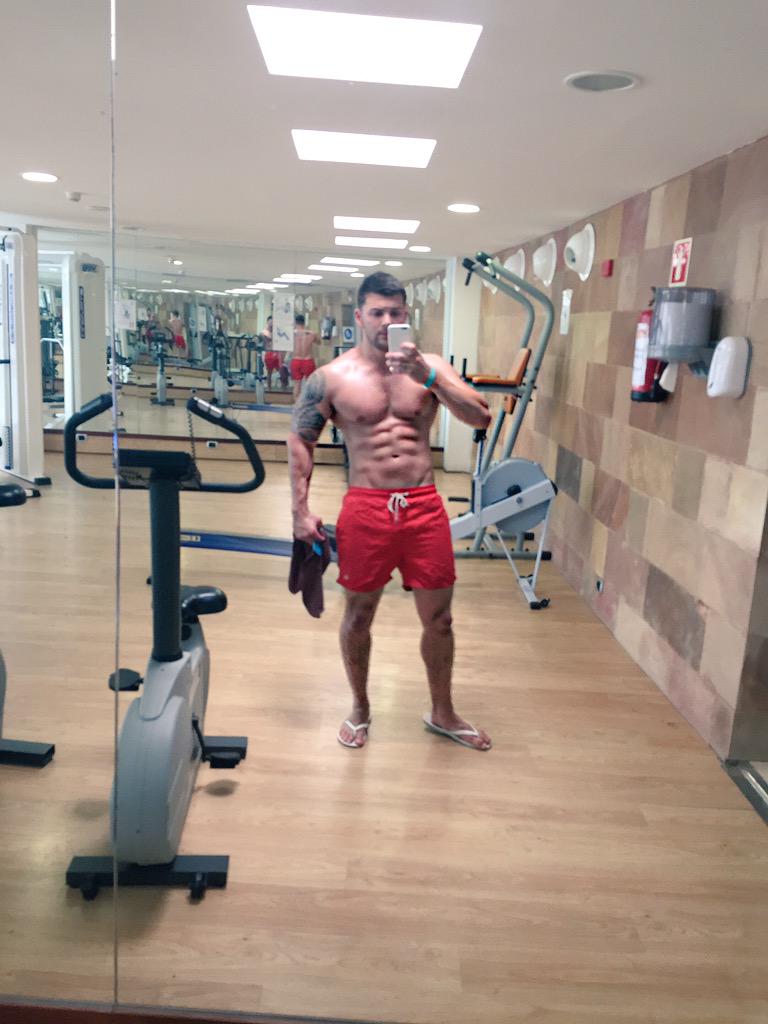jamesperez90's tweet photo. Holiday gym sesh #Gym #TrainInsane #GymSelfie http://t.co/zh4eFnAROQ