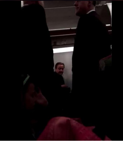 bilio_muydunuz's tweet photo. İngiltere Krallığı'nın 'itibarsız' Başbakanı, 400 milyon $'lık özel uçak yerine EasyJet ekonomiden uçuyor, bre kafir! http://t.co/mfePNSEjxr