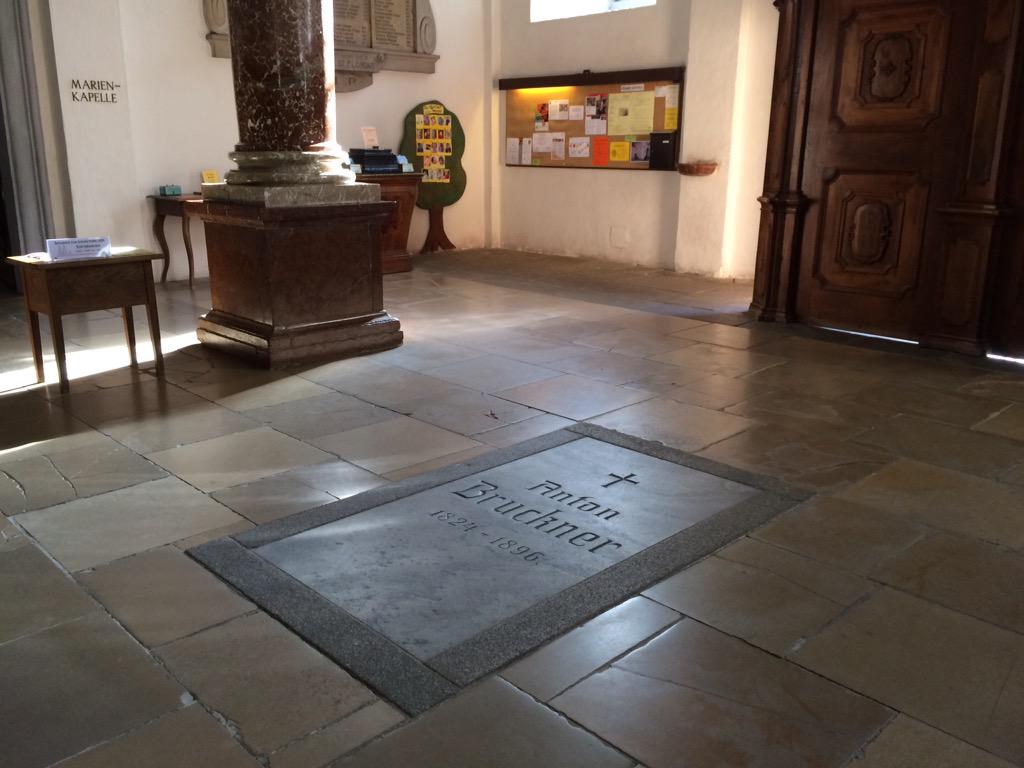 カジポン 巡礼47日目夕刻 オーストリア リンツ 音楽で宇宙の深淵を感じさせる作曲家ブルックナーの墓前へ 13年前に訪れた際 聖堂入口の記念碑を墓と勘違いして墓参 本物の墓がある 地下霊廟に降りなかった 画像は記念碑 ヨーロッパ墓巡礼39ヵ国