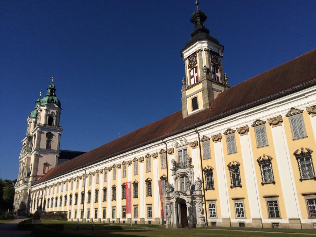 カジポン 巡礼47日目夕刻 オーストリア リンツ 音楽で宇宙の深淵を感じさせる作曲家ブルックナーの墓前へ 13年前に訪れた際 聖堂入口の記念碑を墓と勘違いして墓参 本物の墓がある 地下霊廟に降りなかった 画像は記念碑 ヨーロッパ墓巡礼39ヵ国