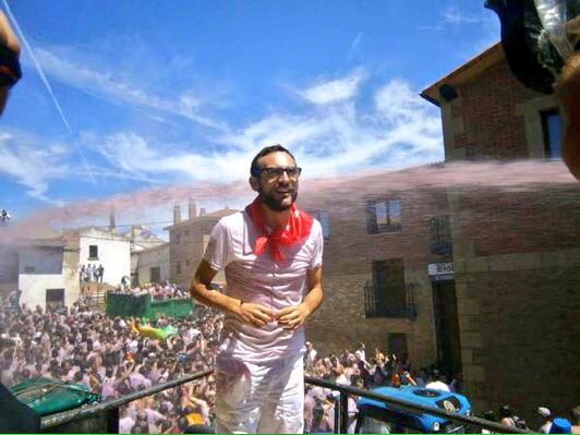 comandotve's tweet photo. Se hace sabeeer: A las 00.30 los reporteros de @comandotve salen #deveraneo Ojo, que mojan pan y camiseta #splash http://t.co/wZb2nxRoSo