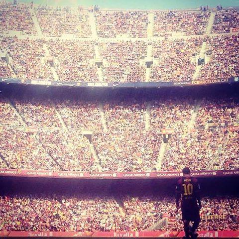 TheClubPark's tweet photo. The Nou Camp watches over it's king http://t.co/dIa4kTexhn
