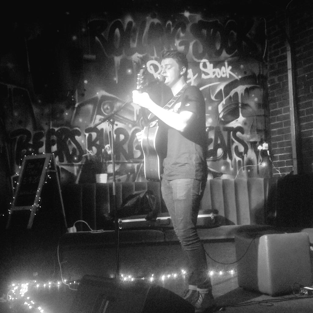 UntitledMusicUK's tweet photo. First time at #UntitledMic & we loved him! @JamesKing_Music here right now at @rollingstockLDN ๐ถ http://t.co/sjaXHGJ7ug