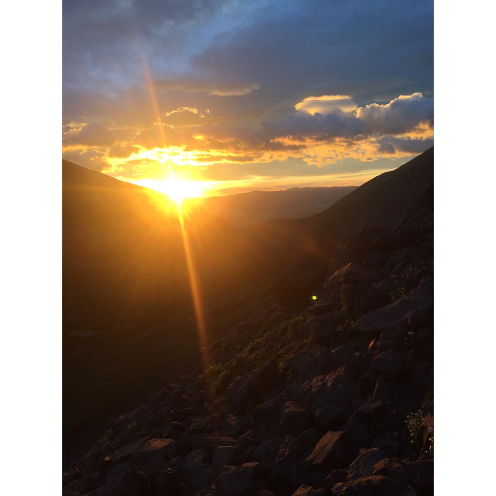 ThatHikerChick's tweet photo. I am so lucky to see views like this sunrise from Broken Hand Pass #hikerchat #14er @Columbia1938 http://t.co/tiTuItIhpO