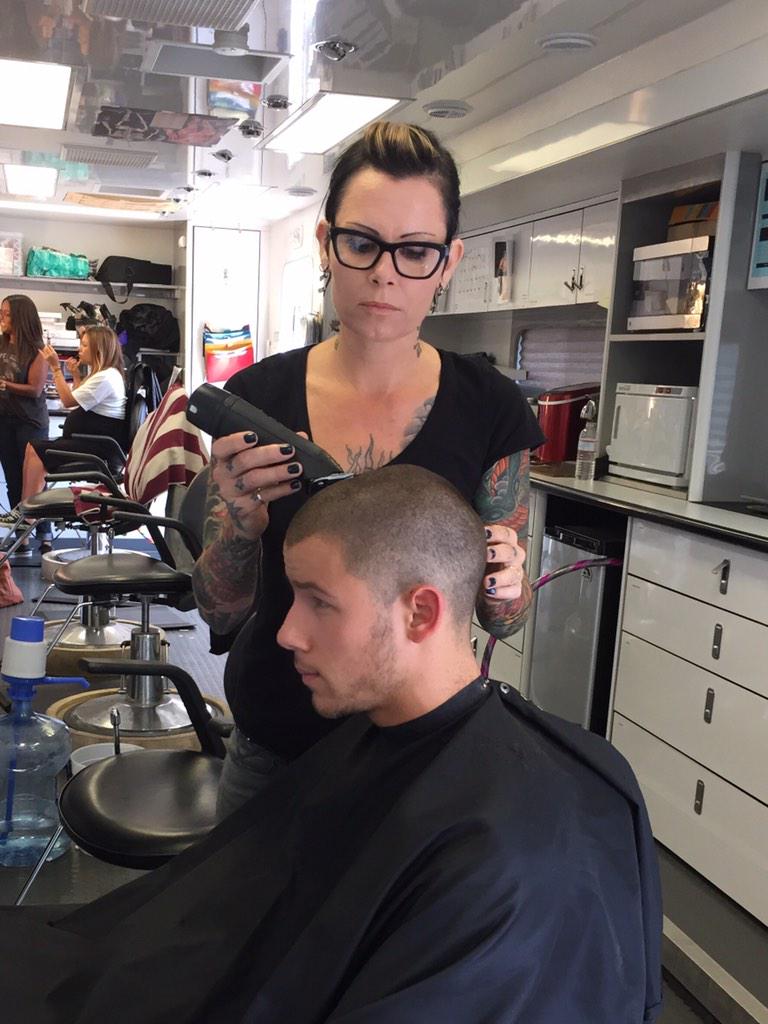 Shaving heads on set of @KingdomDIRECTV with <a href="/nickjonas/">Nick Jonas</a> using the best clippers ever thanks <a href="/AndisCompany/">Andis Company</a> BGR+ ..