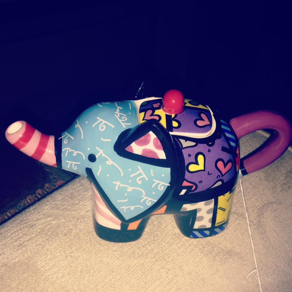Kirsti_EB's tweet photo. Early bday present from my lovely bro @lookhereisluke IT'S AN ELEPHANT TEAPOT ❤️ #brother #birthday #elephant #teapot http://t.co/5GHMswyzkZ