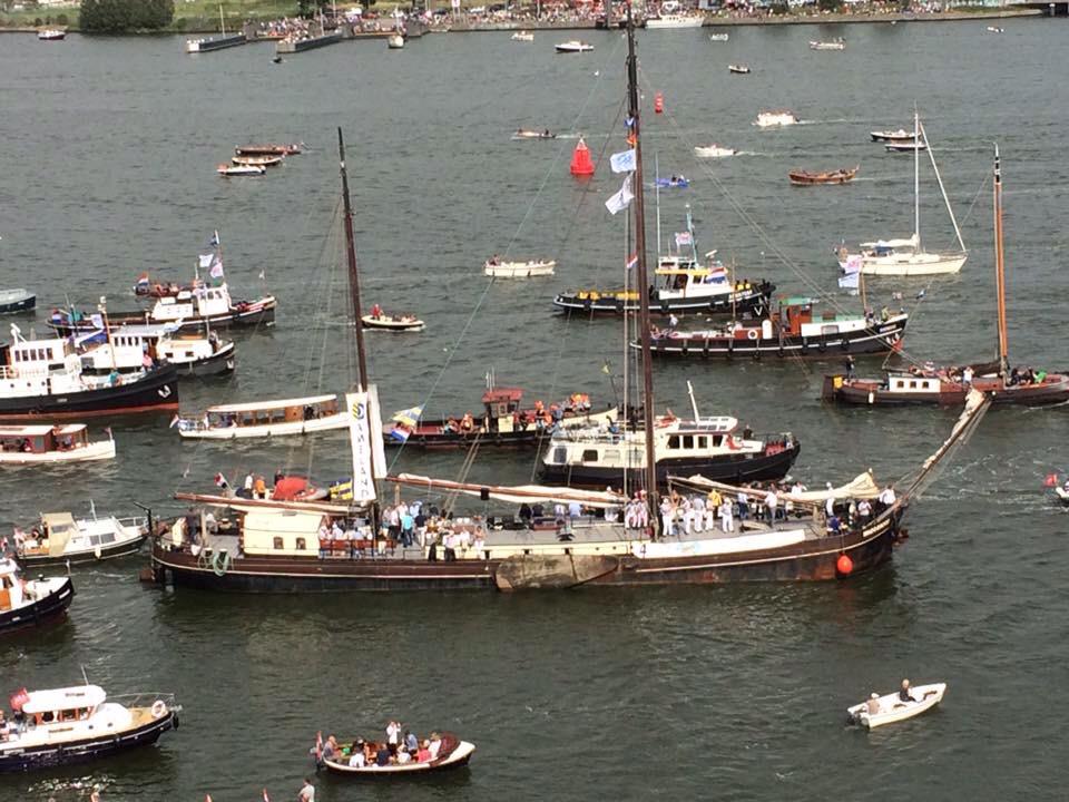 Remark102's tweet photo. Op Sail Amsterdam vandaag het #Amelander #Chantikoor op een eigen boot. http://t.co/68TlEg0XpJ